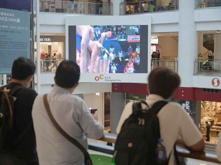 市民在商場聚集觀看東奧賽事。