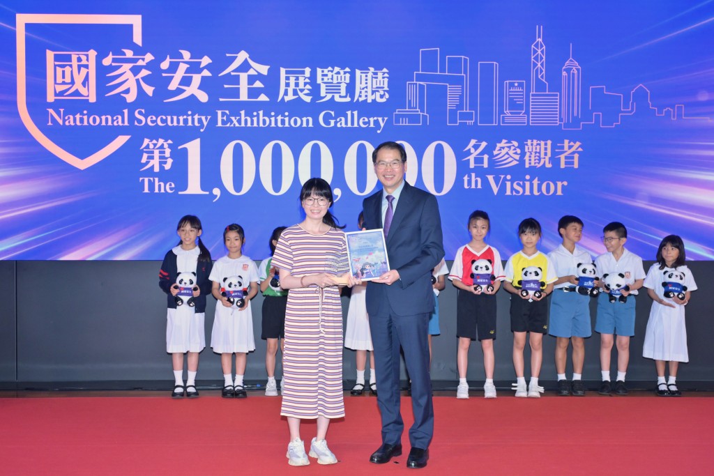 區志光與國家安全展覽廳第一百萬名參觀者合照。