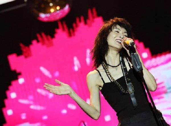 张曼玉2014年以歌手身份为《草莓音乐节》演出，可惜声音沙哑兼低沉，再加上走音，结果影后都冇面畀，劣评如潮。