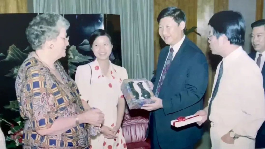 1992年，時任福州市委書記的習近平邀請加德納夫人（左一）訪問鼓嶺。