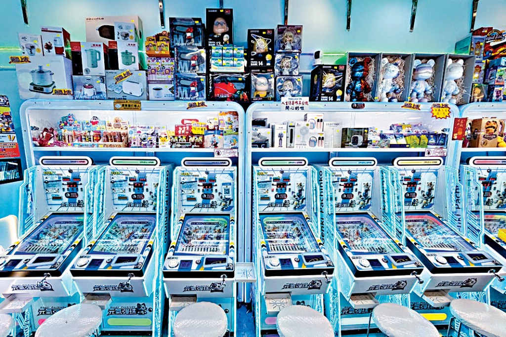 現時全港約有2000多間夾公仔機店及200多間彈珠機店，但目前僅有3個處所成功取得相關牌照。