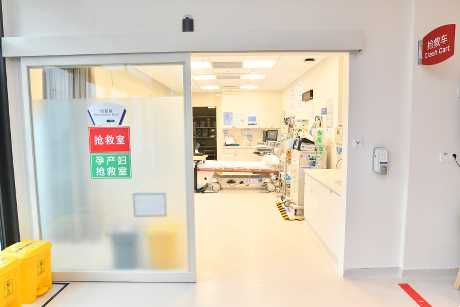 醫院專設的24小時的急症室，除了為深圳居民提供緊急醫療服務，同時也將服務範圍擴展至香港境內市民。