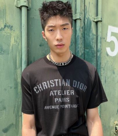 擺出chok樣影相，跟比賽時截然不同。