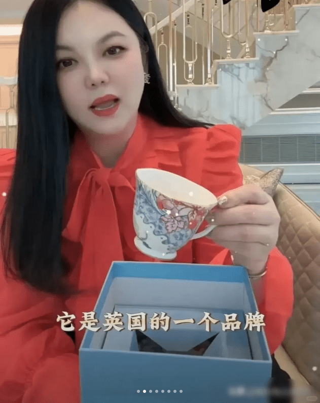 李湘強調這個茶杯是英國的一個品牌，名師設計。