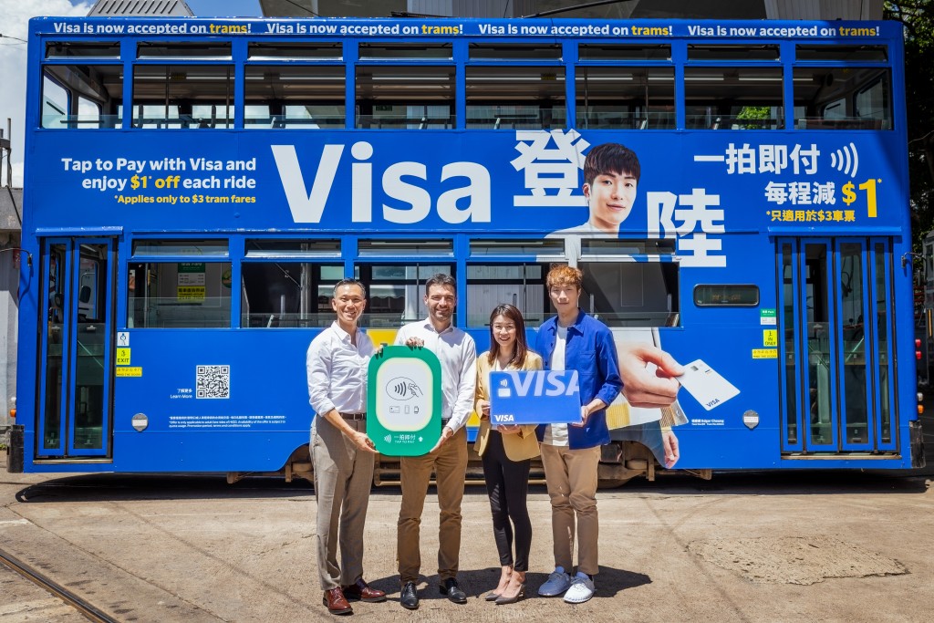 图左起：香港旅游发展局业务拓展总经理陈海劲、香港电车董事总经理戴弘博 (Paul Tirvaudey)、Visa 香港及澳门区董事总经理梁普宁、 奥运花剑金牌得主张家朗。Visa