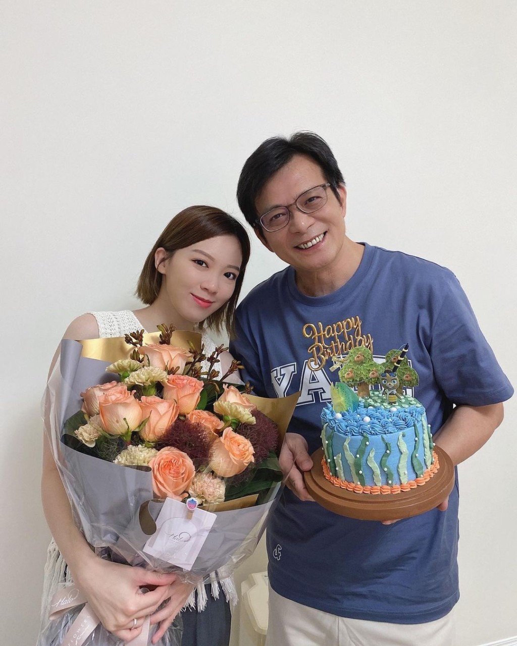 黃芷晴在IG分享與爸爸黃日華的慶生照片，更透露自己準備了一束鮮花和蛋糕給父親，蛋糕更是自己親手整。（黃芷晴IG）
