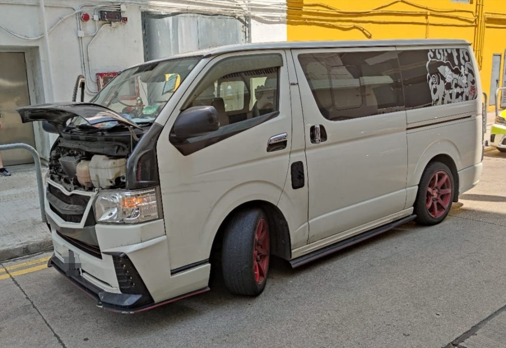 警方拘查其中一輛貨車。警方圖片