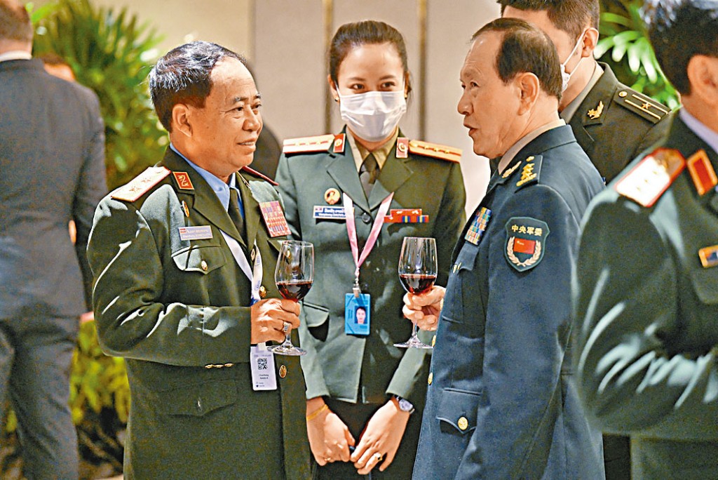 前国防部长魏凤和（右二），在新加坡同老挝将领交谈。