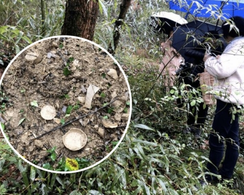 杭州有居民挖竹筍時發現文物，當地政府人員到現場考察。網圖