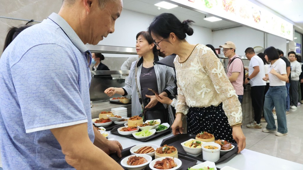 五一假期,多地開放政府食堂予遊客。中新社