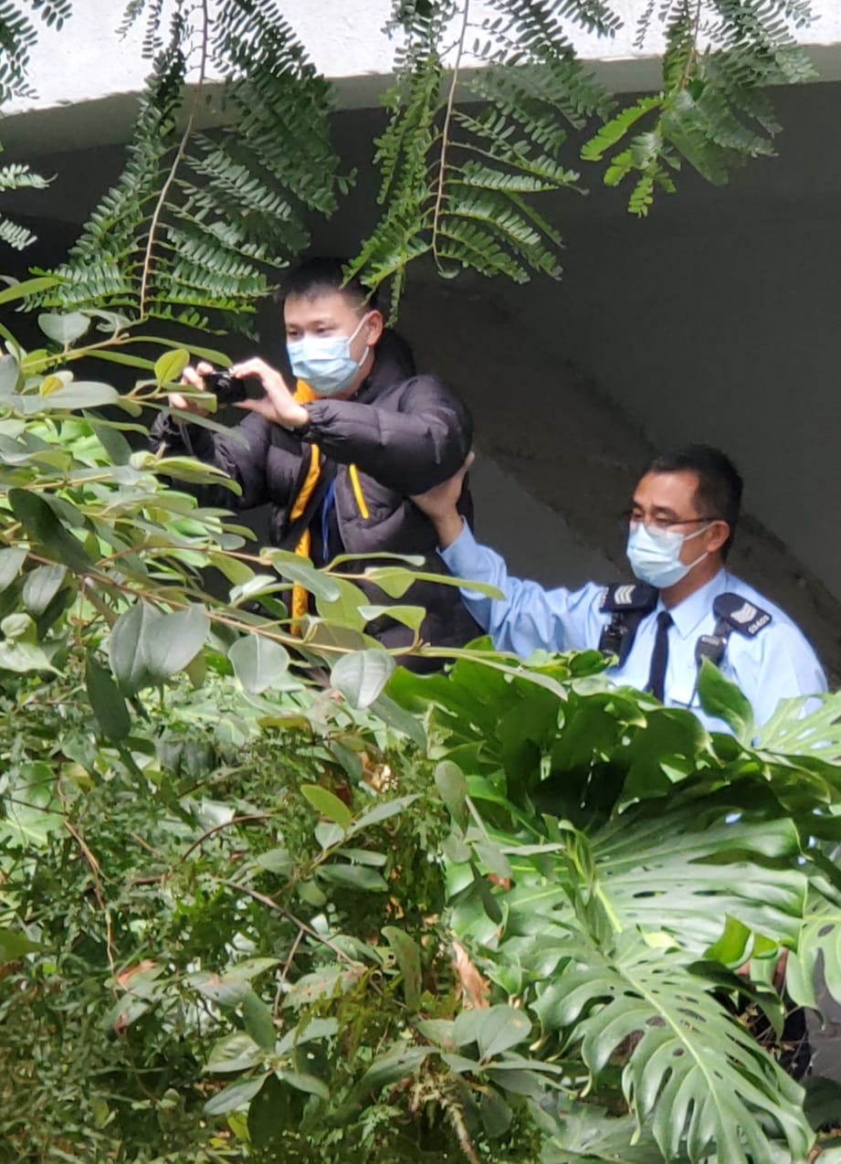 探員在男童墮樓現場拍照記錄。林思明攝