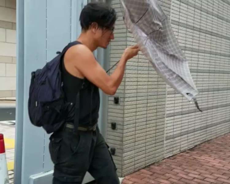 「龍心」離開法庭時躲避鏡頭。陳楚琨攝
