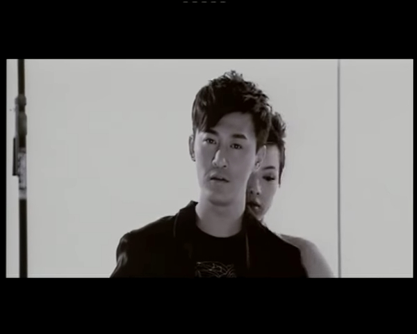 陈茵媺虽与胡杏儿不同，不曾成为歌手，但曾为林峯拍MV。
