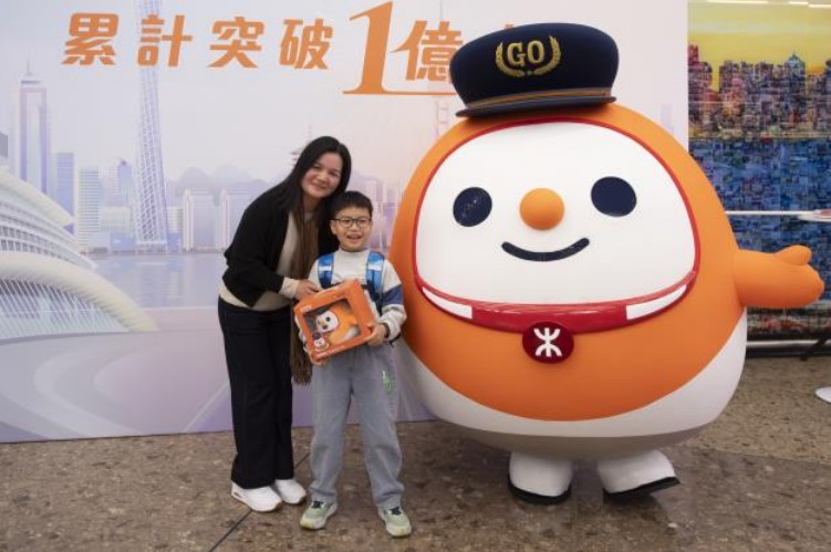 為慶祝高鐵(香港段)累計乘客人次突破一億大關,港鐵公司向其中一位幸運乘客更獲致送特別禮品、港鐵商場及車站商舖購物禮券。港鐵圖片 為慶祝高鐵(香港段)累計乘客人次突破一億大關,港鐵公司向其中一位幸運乘客更獲致送特別禮品、港鐵商場及車站商舖購物禮券。港鐵圖片