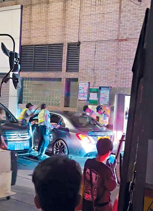 警員包圍「毒餐車」並擎槍戒備，氣氛緊張。