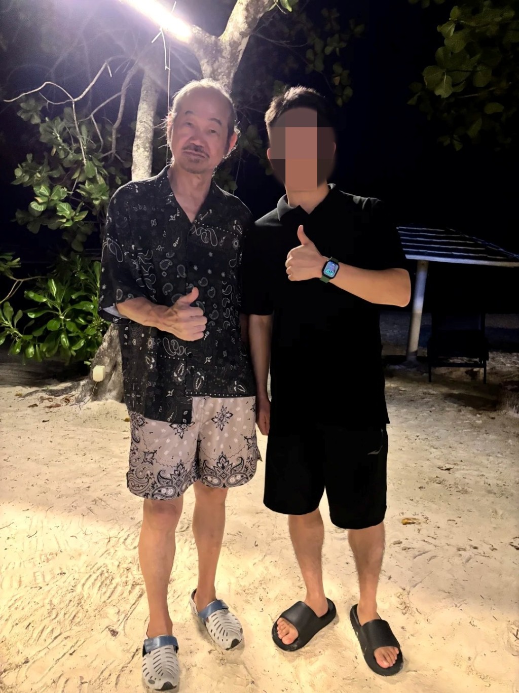 現身大馬浪中島的元華，一身度假打扮，與男粉絲豎起拇指合照，非常親民。