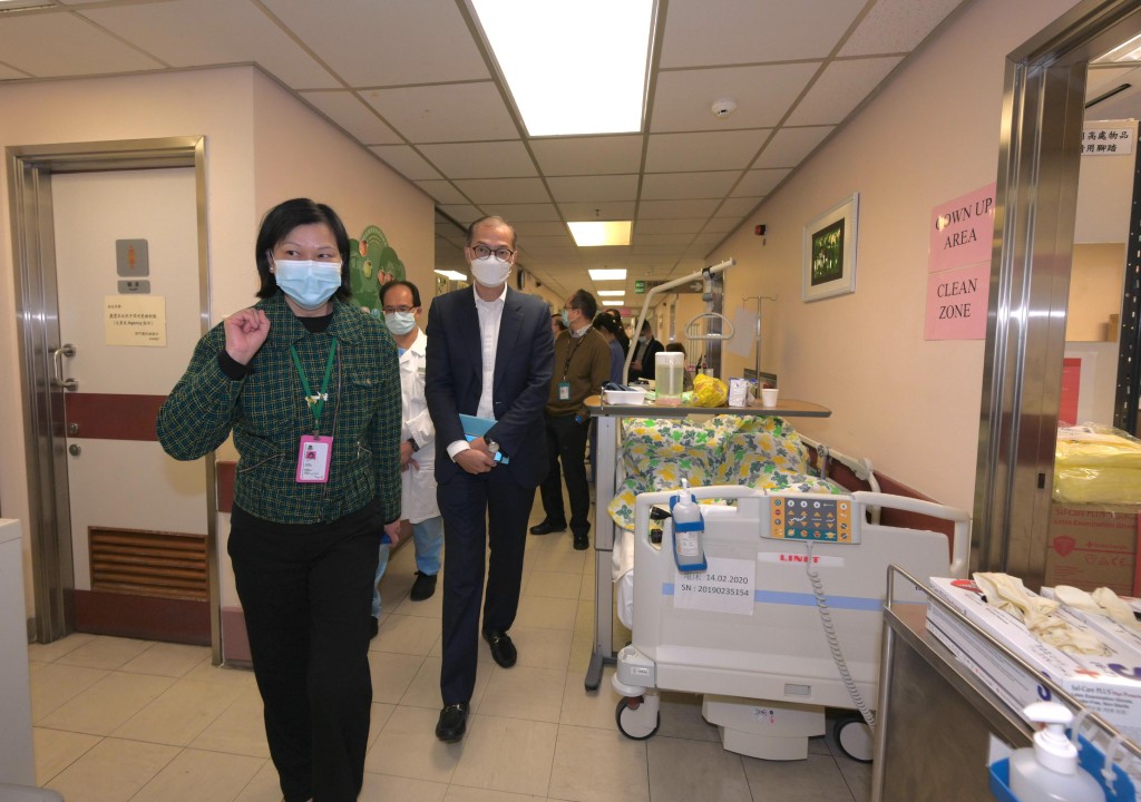 卢宠茂（右）今日到访玛嘉烈医院，视察公立医院在冬季服务高峰期的服务情况。