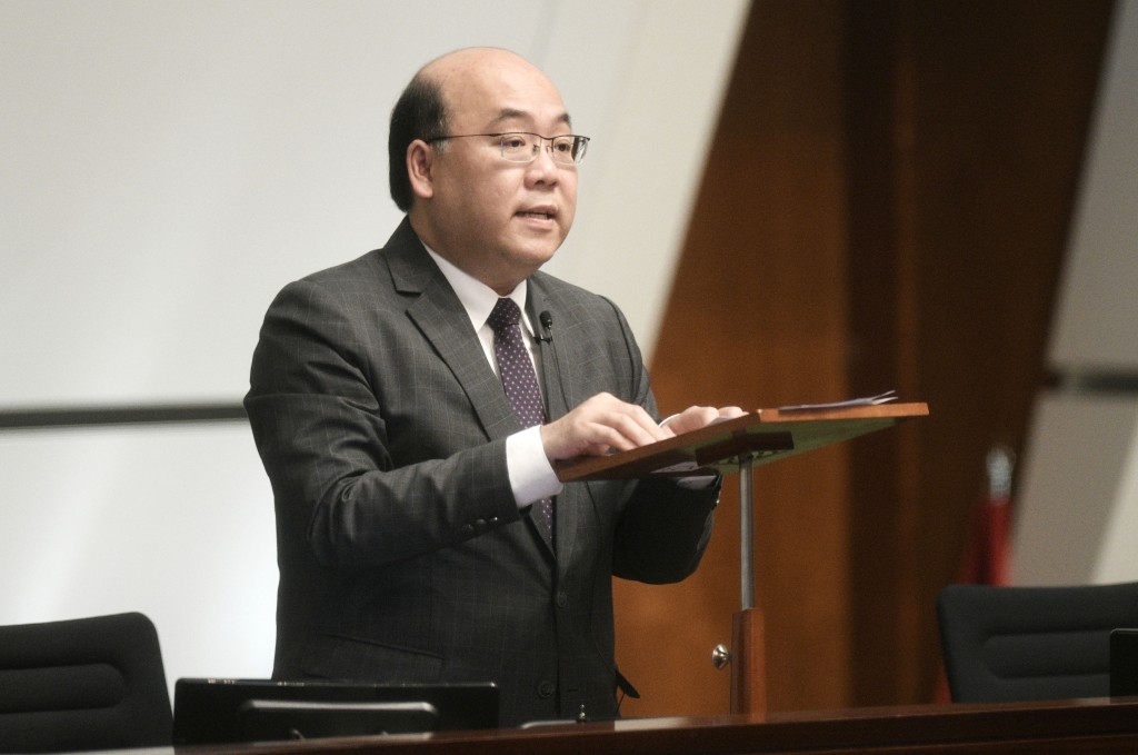 選委界周文港詢問當局會否設負面清單。 選委界周文港詢問當局會否設負面清單。
