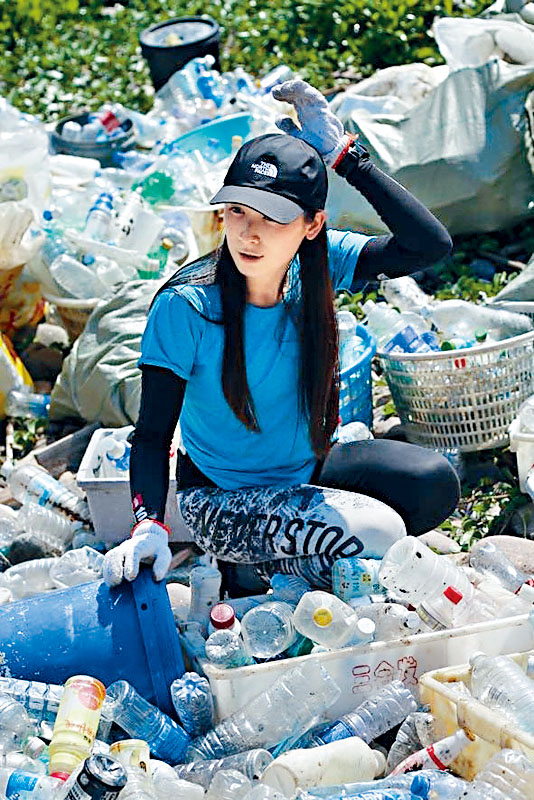 Melody不怕骯髒到海灘清潔，盼將綠色正能量推己及人。