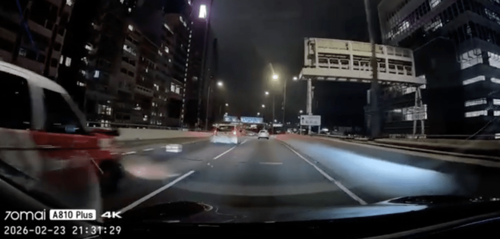 馬路中有一個發泡膠箱,估計是導致私家車急忙收油的原因。 馬路中有一個發泡膠箱,估計是導致私家車急忙收油的原因。