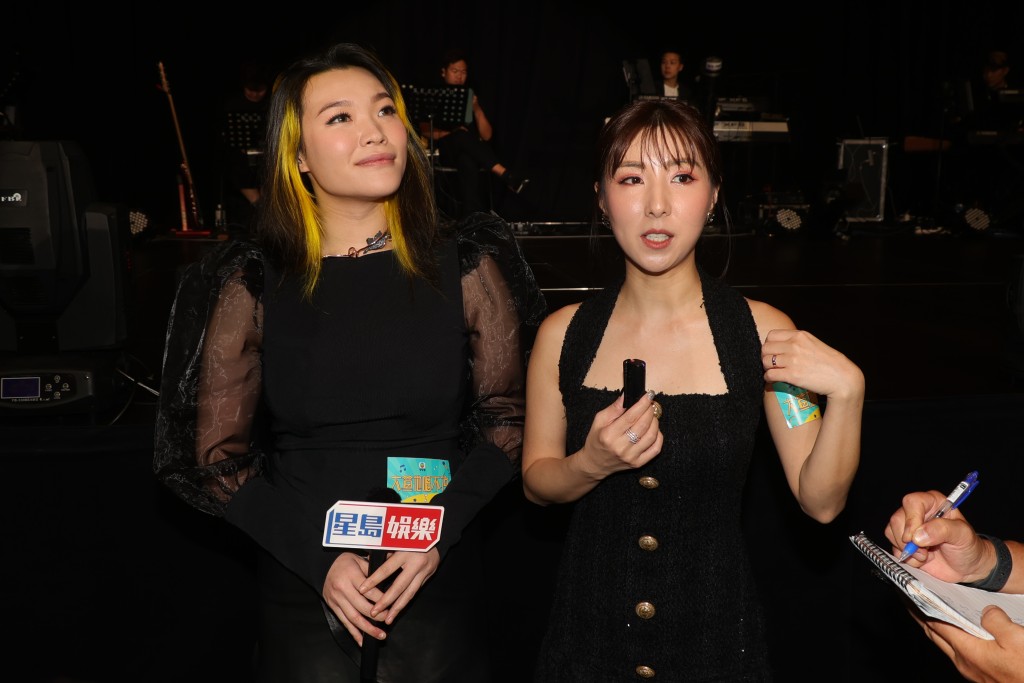 谭嘉仪（右）和黄洛妍为节目《大笪地唱不停》录影。