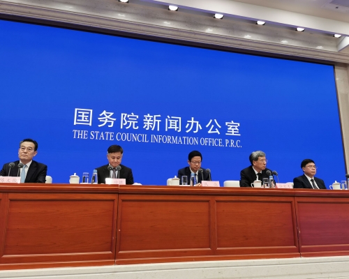 中國人民銀行副行長潘功勝（左二）、國家發展改革委副主任叢亮（中），財政部副部長許宏才（右二）、海關總署副署長鄒志武（右）。張言天攝