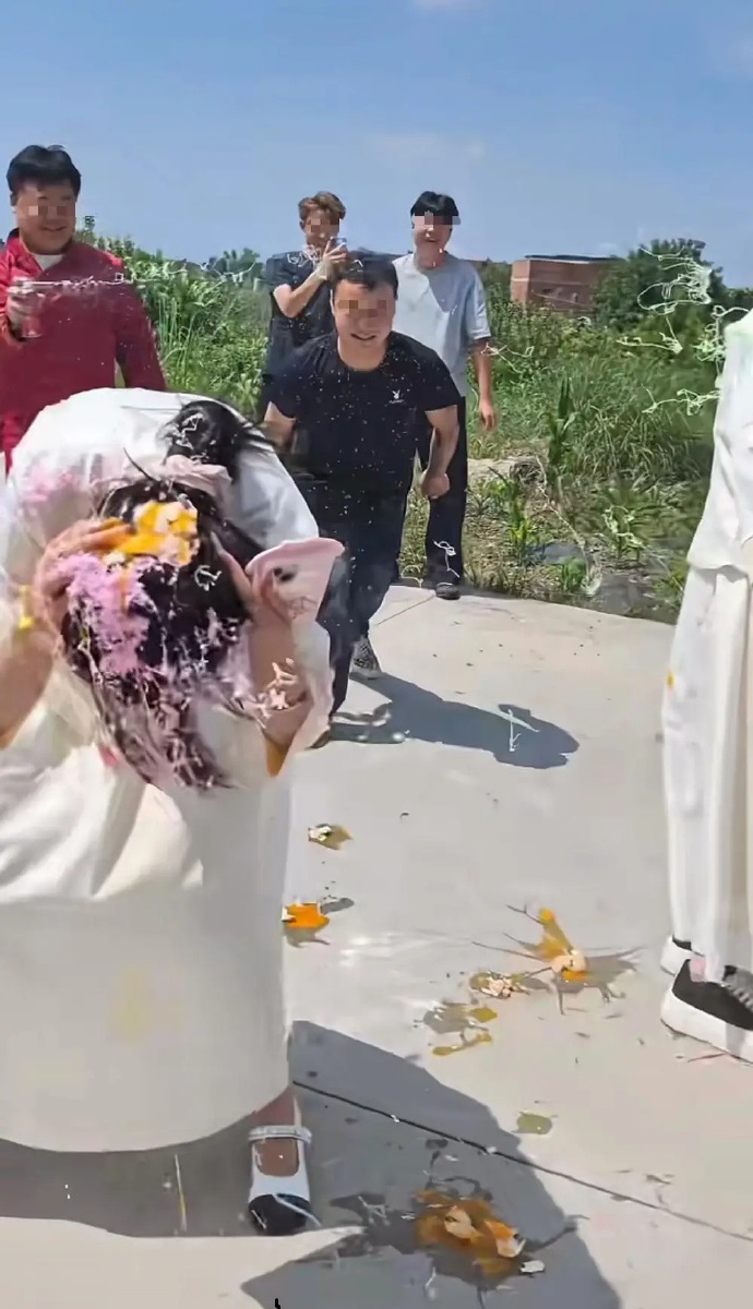 云南近期现婚闹,伴娘几乎被欺凌。搜狐新闻&通天书生诸葛卧龙@微博 云南近期现婚闹,伴娘几乎被欺凌。搜狐新闻&通天书生诸葛卧龙@微博