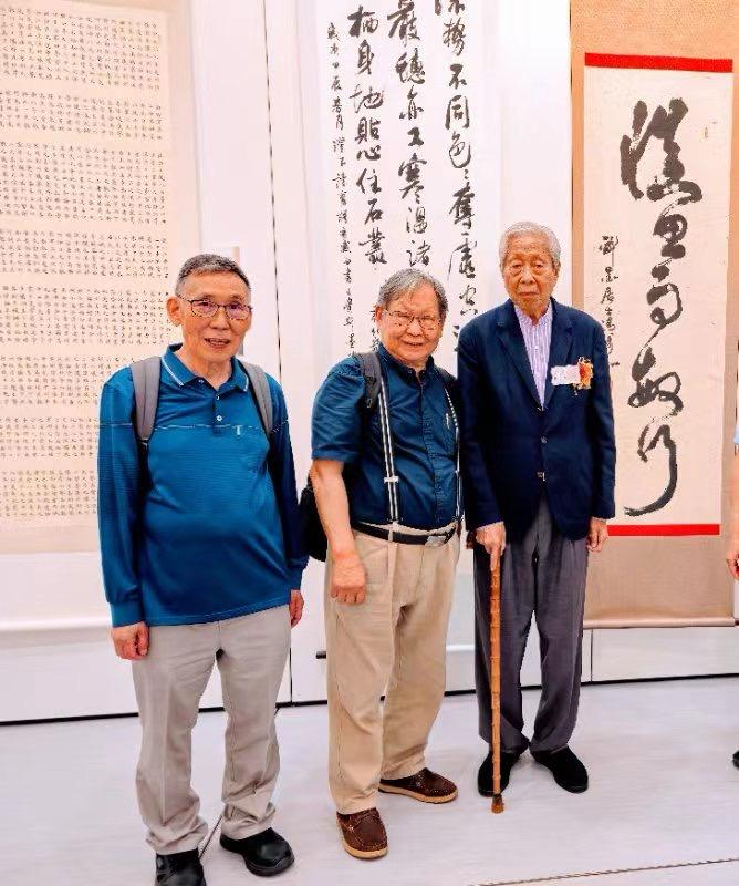 香港诗书联合会主席叶炯光（左）、香港书法协会会长冯万如（中）及中国书协香港分会主席施子清（右）。