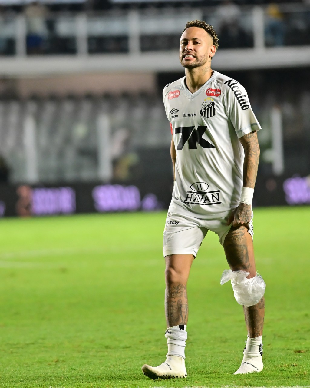 尼馬一直帶傷出戰，每次比賽後都會冰敷左膝。法新社