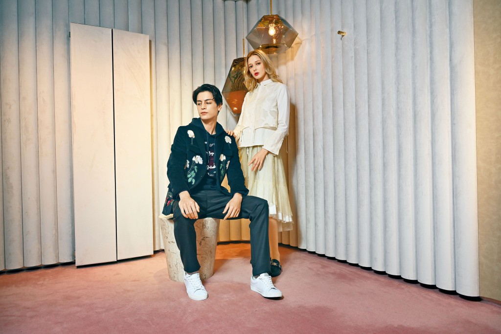 On Him/Antonio Marras花朵刺绣西装褛/$12,995、黑色衞衣/$2,595、Caruso长裤/$2,595。On Her/Renli Su层次设计上衣/$5,395、Ruffles半截裙/$7,195。