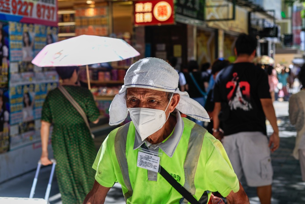受颱風杜蘇芮影響，市民、戶外工作者及旅客需要忍受極度炎熱天氣。（鄭丹尼攝）