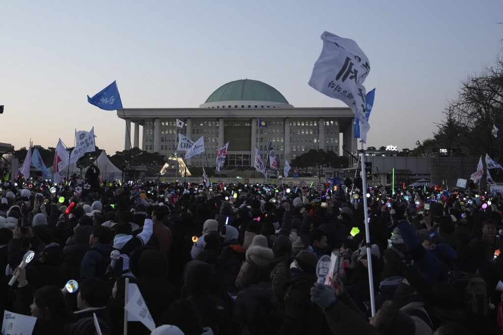 上周六（14日），南韩民众得悉弹劾案投票通过后欢呼庆祝。（美联社）