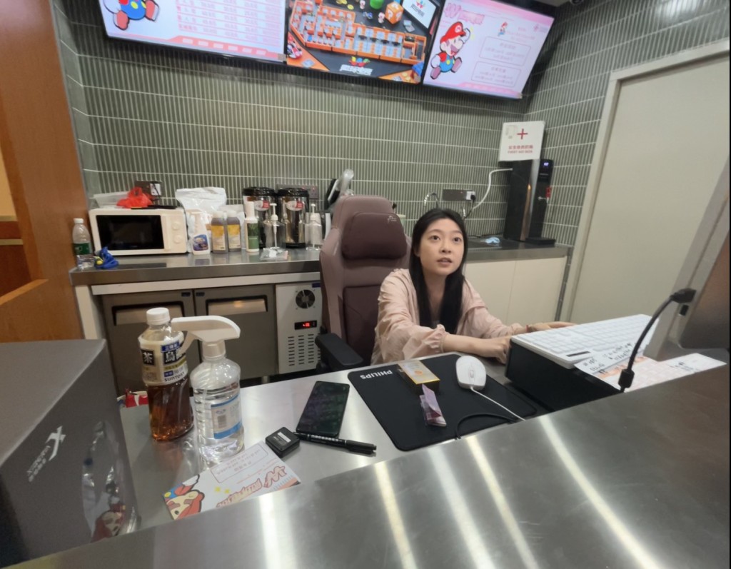 女職員表示不太擔心再有人來破壞,因為有警察調查。蔡楚輝攝 女職員表示不太擔心再有人來破壞,因為有警察調查。蔡楚輝攝