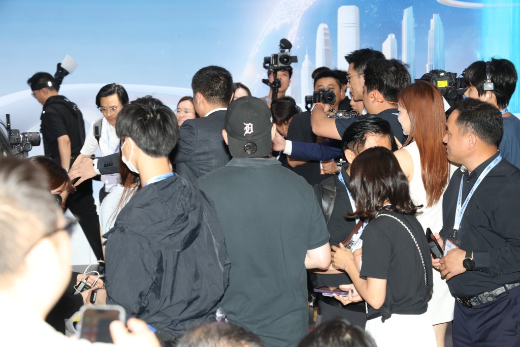 場面十分墟冚。 場面十分墟冚。