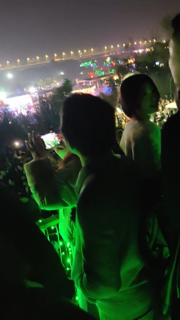 景區跨年活動有大批市民購票入場。 