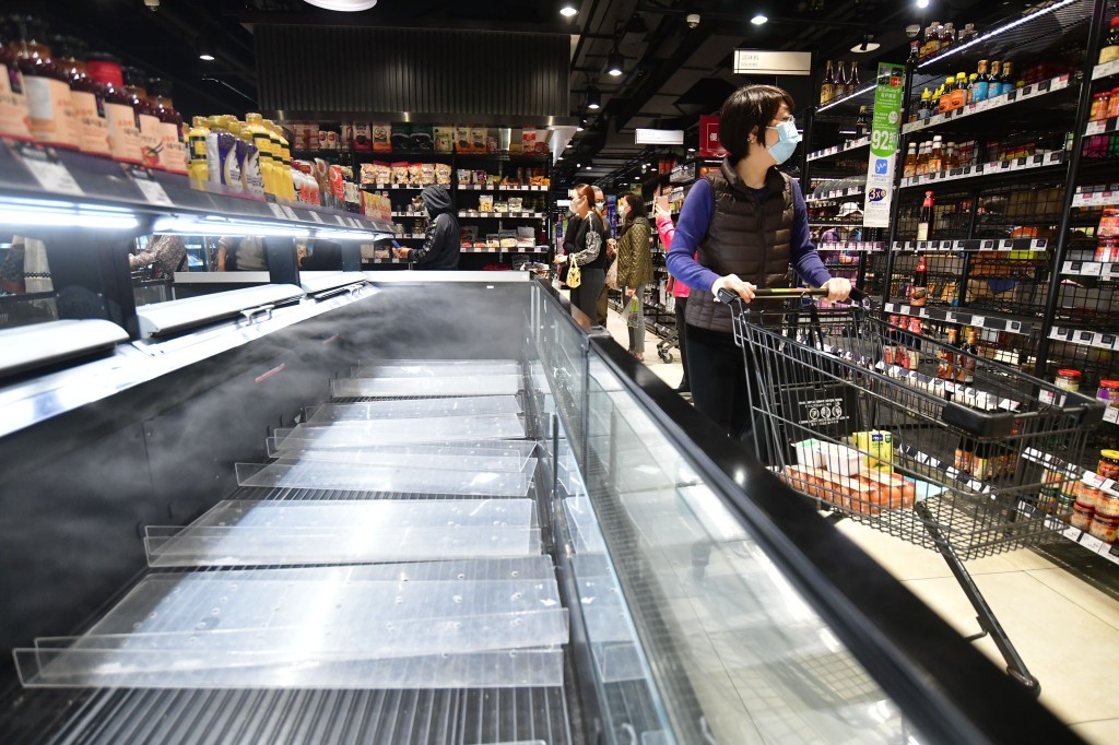 多间超市的货架因未能即时补货而被清空。