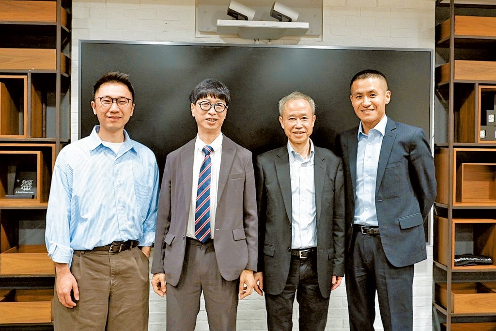 馮應謙（左二）與盧永鴻（右二）均指升級後的「社會科學博士（應用社會科學）」課程，有助培養管理專才。旁為修讀課程博士生曾慶宏（左一）及顏信（右一）。