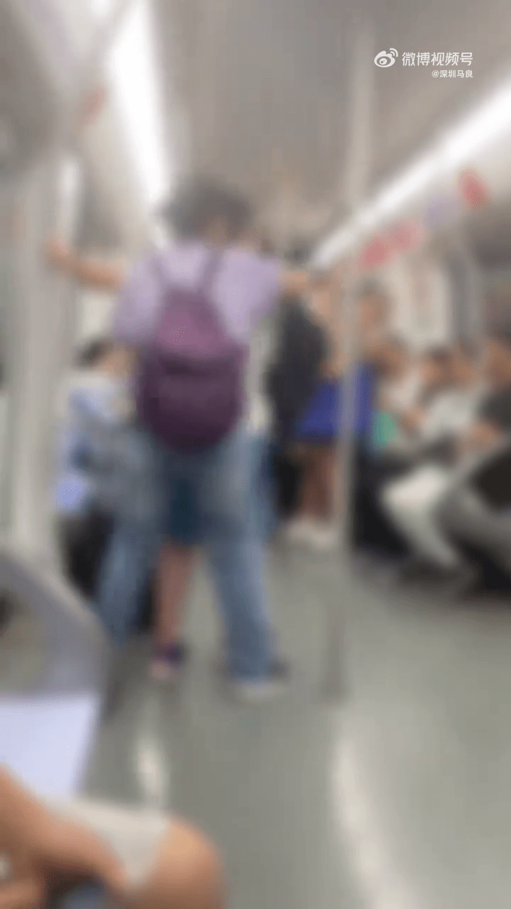 媽媽抱住兒子試圖溝通想要阻止他。