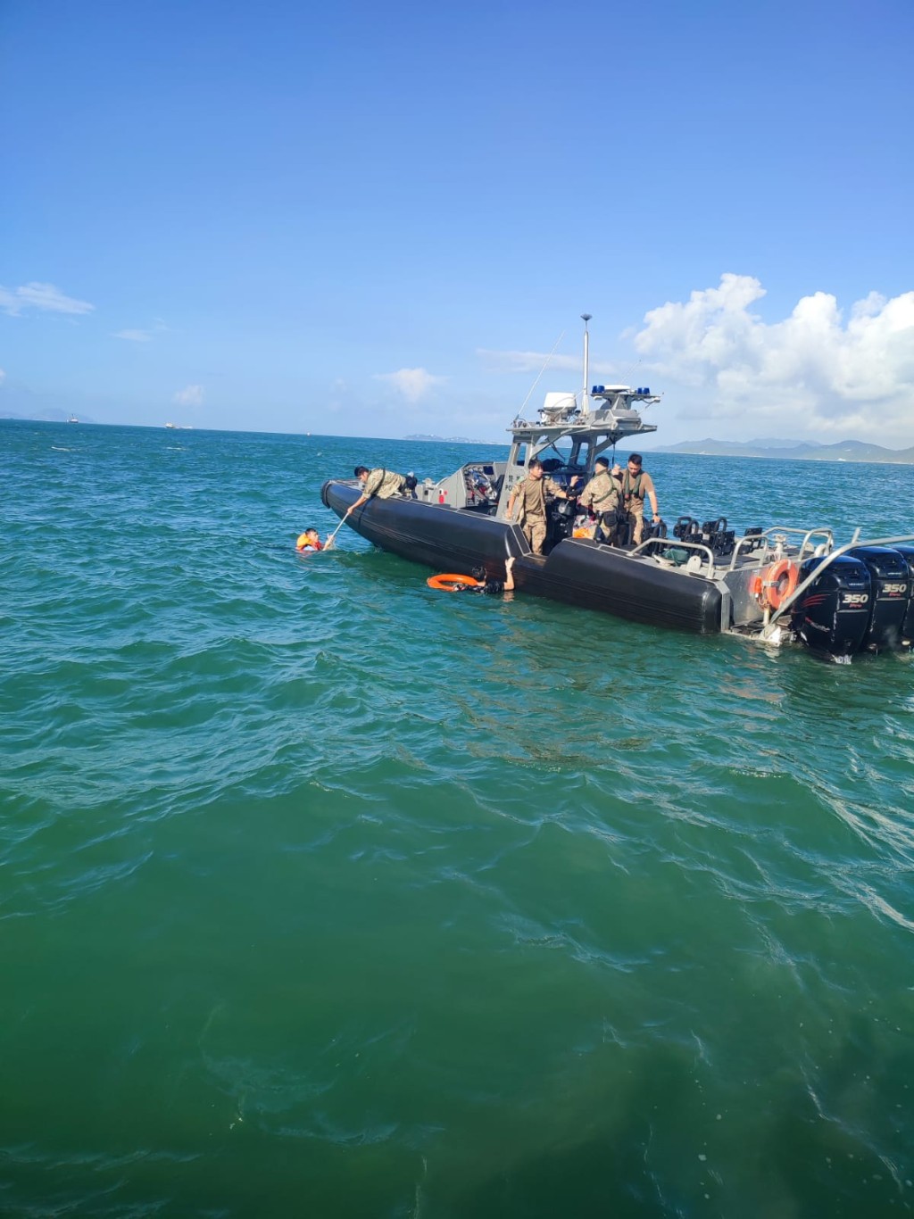 遇溺老妇获救后，冲锋队员亦登艇返岸。