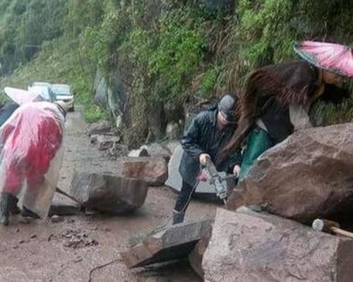 重慶暴雨導致多處山泥傾瀉和道路塌陷。 網圖