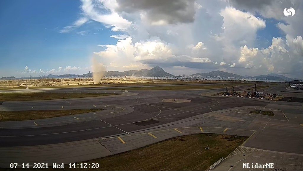 今年7月天文台位於機場的攝影機拍到當時的塵捲風。FB圖片