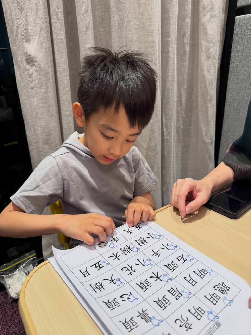 陳凱琳分享大仔鄭承悅學習中文的過程,網民紛紛表示睇見都覺辛苦。 陳凱琳分享大仔鄭承悅學習中文的過程,網民紛紛表示睇見都覺辛苦。