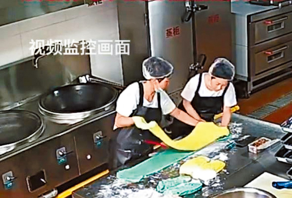 幼兒園廚房人員製作的糕點麵團,顏色鮮艷。