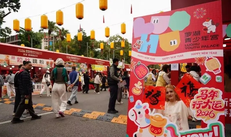 深圳愛國路迎春花市開幕，吸引不少外國人。微信@深圳大件事