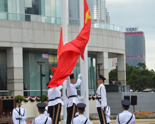 升旗仪式于上午8时开始，国旗与区旗在国歌伴奏下升起。