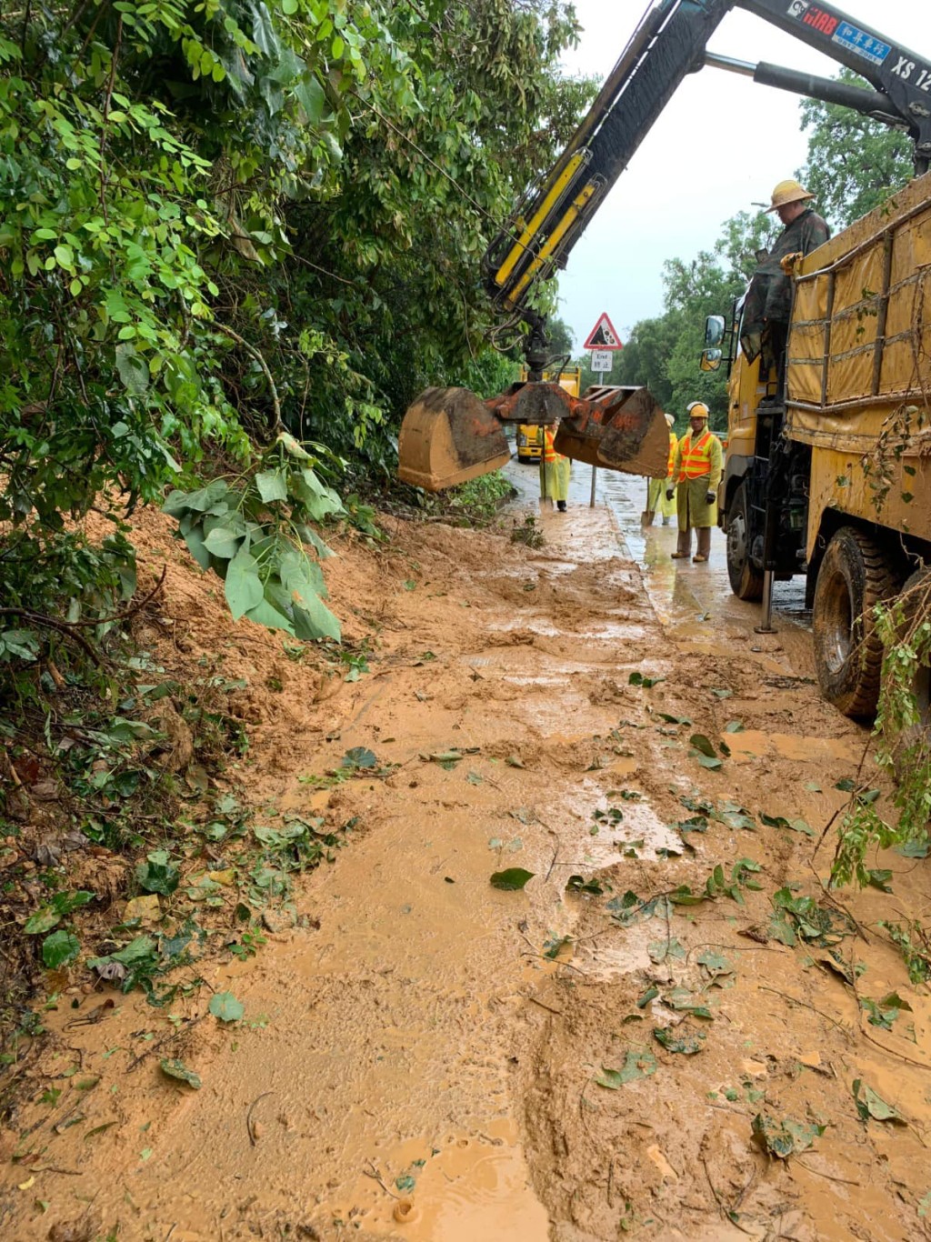 土木工程拓展署表示，嶼南道的山泥傾瀉事故已於下午4時半完成清理。土力場FB圖片