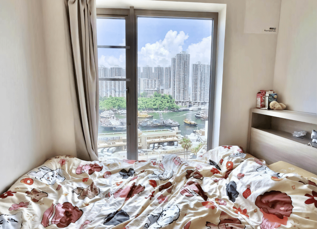 睡房靠窗摆有双人睡床，可随时欣赏窗外翠景。