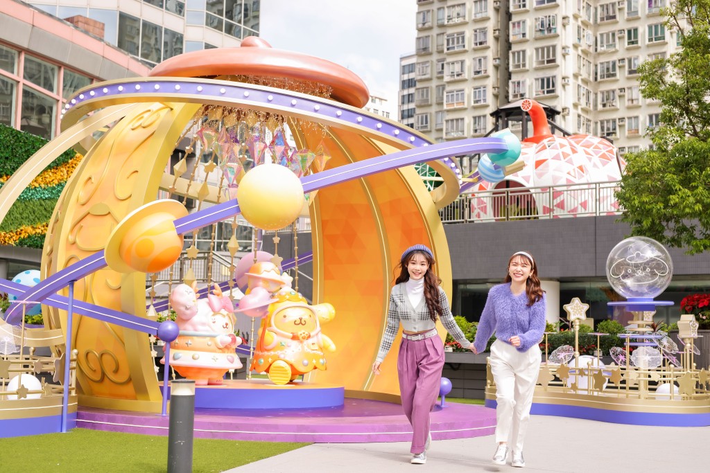 炫目耀眼的13米长「漫星花院」，更有一个个以布甸狗剪影打造的星星发光球，日夜有不同效果，弥漫著浓厚圣诞气氛！（图片来源：新都会广场）