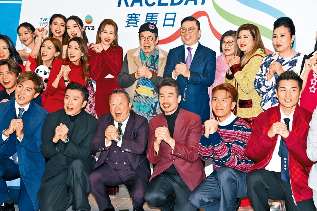 TVB行政主席許濤（後排右四）率一眾藝人出席「TVB賽馬日」。