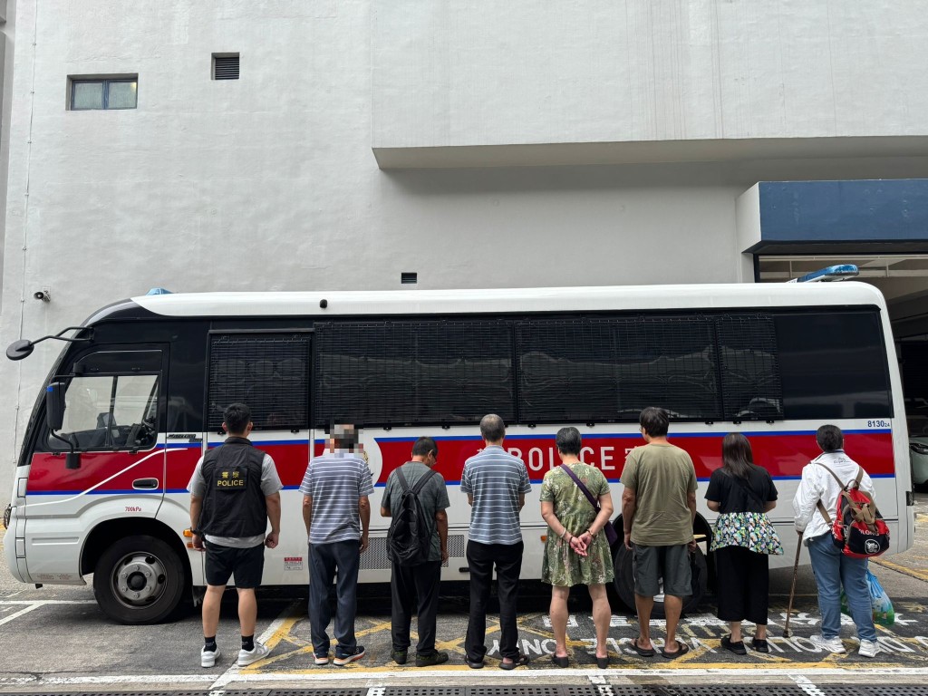 警方拘捕9名男女。警方提供 警方拘捕9名男女。警方提供